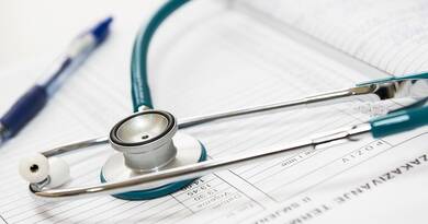 2026. január 1-től a papíros TB-kiskönyv helyett digitális e-TB kiskönyv jön, és közben nő az egészségügyi szolgáltatási járulék összege – ezért érdemes még év vége előtt ránézni a “TB-lámpára”, hogy biztosan rendezett legyen a jogviszonyod.