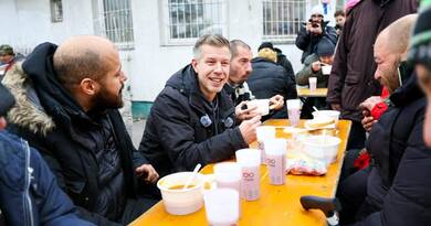 Tisza Párt ételosztás Újpest. Magyar Péter karácsonyi jótékonyság. Ingyen fenyőfa osztás Zala Somogy. Étellosztás Budapest 2025. Karácsonyi adományozás.