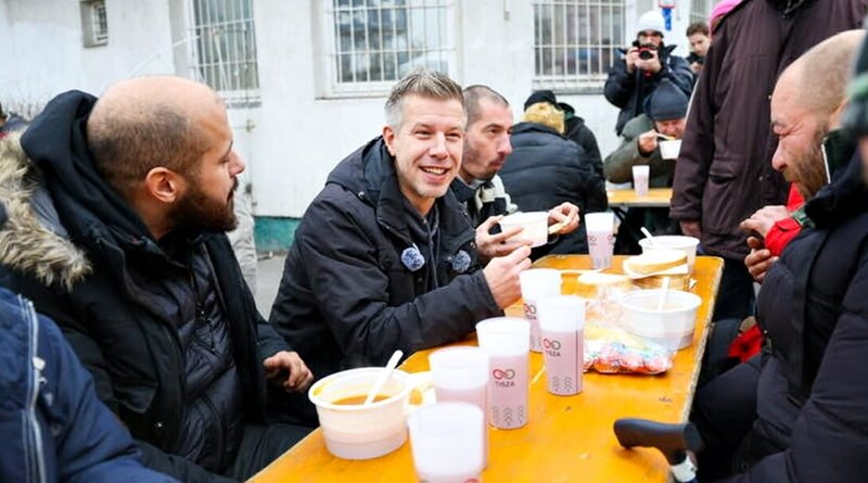 Tisza Párt ételosztás Újpest. Magyar Péter karácsonyi jótékonyság. Ingyen fenyőfa osztás Zala Somogy. Étellosztás Budapest 2025. Karácsonyi adományozás.