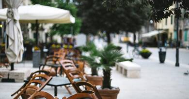 Az élelmiszerláncok többsége nyitva tart december 24-én, üzleteik általában 12 óráig várják a vásárlókat, de a nyitvatartás egyes láncoknál boltonként is eltérő lehet.