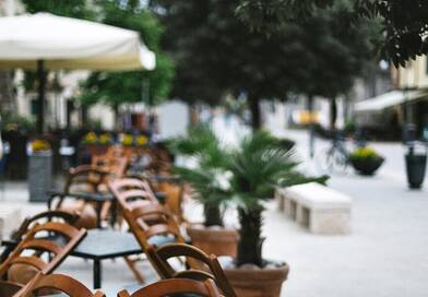 Az élelmiszerláncok többsége nyitva tart december 24-én, üzleteik általában 12 óráig várják a vásárlókat, de a nyitvatartás egyes láncoknál boltonként is eltérő lehet.