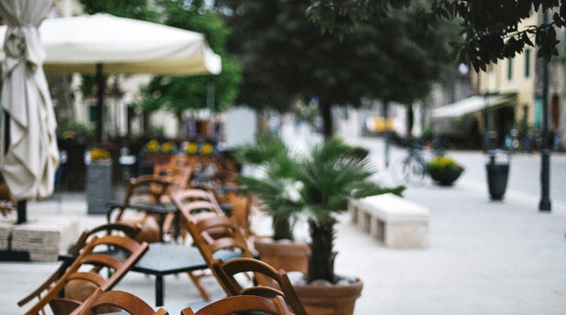 Az élelmiszerláncok többsége nyitva tart december 24-én, üzleteik általában 12 óráig várják a vásárlókat, de a nyitvatartás egyes láncoknál boltonként is eltérő lehet.