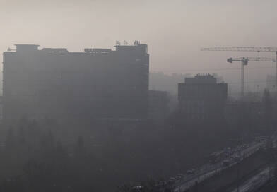 Országszerte vészjósló adatokat rögzítettek a mérőállomások: a szálló por koncentrációja miatt több magyar nagyvárosban is elérte a veszélyes szintet a levegő minősége.