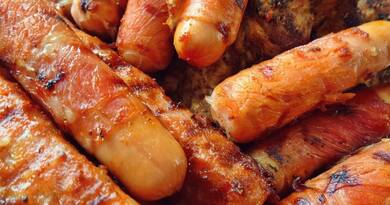 Baconbe tekert virsli, ahogy régen készítettük: egyszerű, ropogós, mindig elfogy