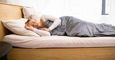 Hiába a 8 óra alvás, mégis kimerült vagy? Ismerd meg a 3-2-1 szabályt és a biohacking titkait, amikkel garantáltan kipihenten ébredsz 2026-ban.