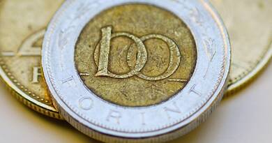 Forint árfolyam szerda: Gyengülés az euróval és a dollárral szemben