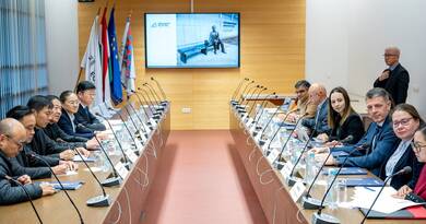 A kínai Hszücsoui Műszaki Egyetem delegációja és a Széchenyi István Egyetem képviselői.