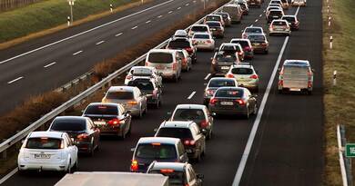 Káosz az M1-es autópályán. Megállt a forgalom a tömeges balesetek miatt, brutális, 10 kilométeres a torlódás.