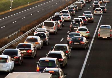 Káosz az M1-es autópályán. Megállt a forgalom a tömeges balesetek miatt, brutális, 10 kilométeres a torlódás.