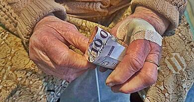 Hivatalos: két napon át ömlik a pénz a számlákra – Kiderült a 13. és 14. havi nyugdíjak kifizetésének rendkívüli menetrendje