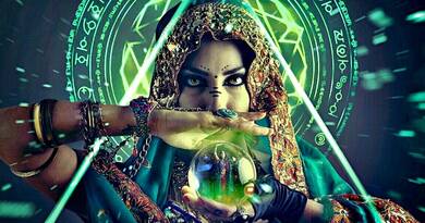 A napi pénz horoszkóp vizuális megjelenítése: pénzügyi szimbólumok, csillagjegyek és kozmikus energiák az anyagi sikerért.