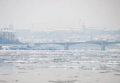 A jegesedő Duna Budapesten 2026. január 10-én. Egyes szakaszokon már a Duna is elkezdett befagyni, a jégre menni nemcsak tilos, de életveszélyes is - hívta fel a figyelmet a Budapesti Rendőr-főkapitányság (BRFK) ezen a napon.