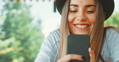 Lassul a telefonod és gyorsan merül? Ezt az egy rejtett beállítást azonnal kapcsold ki!