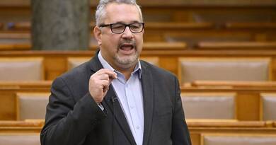 Nincs egyeztetés a DK és a Tisza Párt között. Arató Gergely szerint nem félnek Magyar Péteréktől, és kitartanak a határon túli szavazati jog eltörlése mellett.