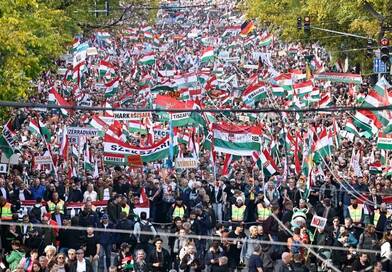 Kiborult a bili a Békemenet előtt: a DK kemény kérdést szegezett a Fidesznek