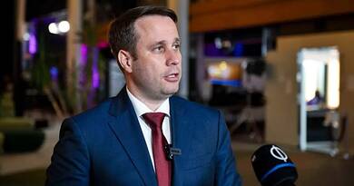 Dömötör Csaba, a Fidesz EP-képviselője teljes átláthatóságot követel az Európai Bizottságtól az uniós pénzből támogatott szervezetek kapcsán. A benyújtott módosító indítványok célja egy központi adatbázis létrehozása a 37 ezer „titkos” aktivista-szerződés megismerhetőségéért, valamint a politikai cenzúrát megvalósító tényellenőri hálózatok finanszírozásának leállítása. A brüsszeli „Demokrácia Pajzs” program körül éles vitákra számítanak a képviselők.