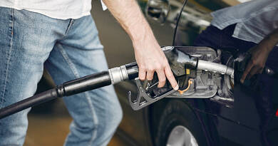 Friss üzemanyagárak: 2026. február 19-től olcsóbb lesz a gázolaj, a benzin ára stagnál. Tudja meg, mennyit spórolhat a tankoláson és hol a legolcsóbb a benzin.