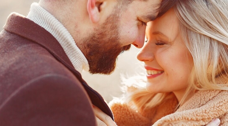 2026-os szerelmi horoszkóp és Valentin-napi csillagállások ábrázolása a 12 csillagjeggyel.