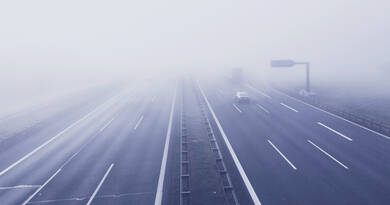 Ködös autóút és időjárási térkép Magyarországról.