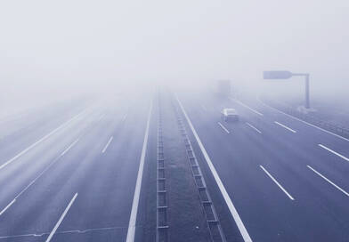 Ködös autóút és időjárási térkép Magyarországról.