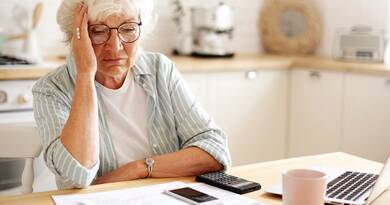 Ritkán, de kérhető a nyugdíj újraszámítása! Ismerd meg a rögzített nyugdíj csapdáit, a rokkantsági ellátás váltását és a jogorvoslati lehetőségeket. Ne bukjon el a pénzed!