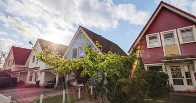 Modern társasház és régi vidéki családi ház összehasonlítása az önerő és az energetikai besorolás szempontjából.