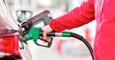 Kedden nem változnak az üzemanyag nagykereskedelmi árak. Mutatjuk a 95-ös benzin és a gázolaj aktuális árát (564 és 576 Ft). Ennyit spórolhatsz most a tankoláson!