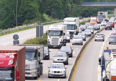Rossz hír jött a benzinkutakról: Péntektől megint drágul a benzin, mutatjuk a friss árakat.