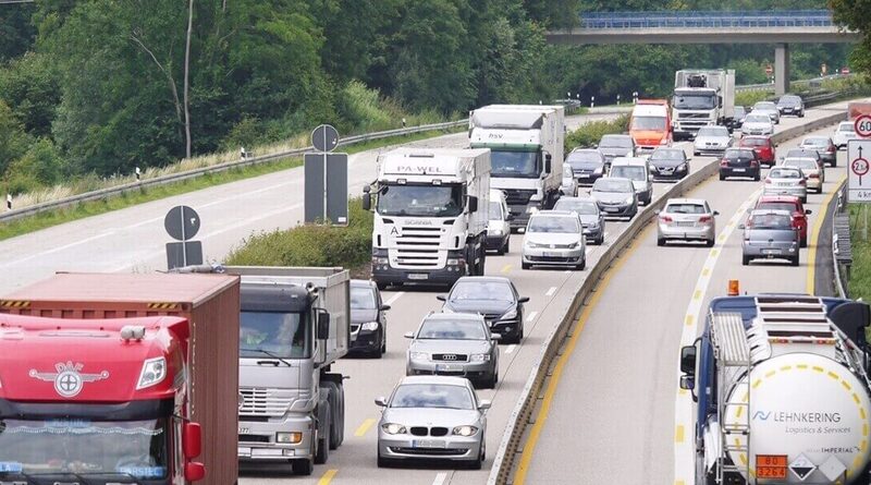 Rossz hír jött a benzinkutakról: Péntektől megint drágul a benzin, mutatjuk a friss árakat.
