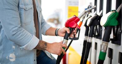 Befagyott a benzin és a gázolaj nagykereskedelmi ára február 20-ra. Nézze meg a friss hazai átlagárakat, és spóroljon a hétvégi tankoláson.