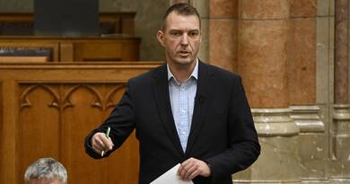 Egy lapra tette Orbánt és Magyar Pétert a DK: közel ezer plakáttal robbantották be a választási hajrát