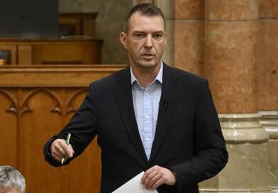 Egy lapra tette Orbánt és Magyar Pétert a DK: közel ezer plakáttal robbantották be a választási hajrát