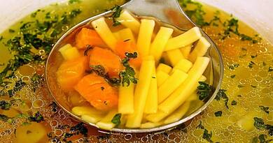 Ezt teszik a szakácsok a húslevesbe főzés közben: ettől lesz kristálytiszta