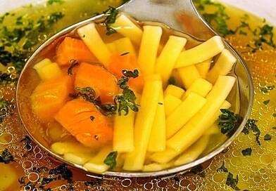 Ezt teszik a szakácsok a húslevesbe főzés közben: ettől lesz kristálytiszta