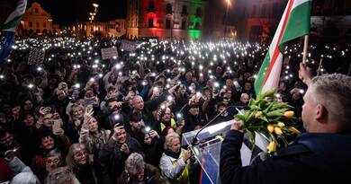 Soha nem látott tömeg Pécsen: Magyar Péter szerint végleg fellázadt a vidék