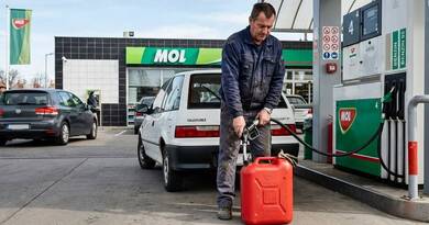 Megindult a roham a benzinkutakon – Kannákba spájzolnak az autósok