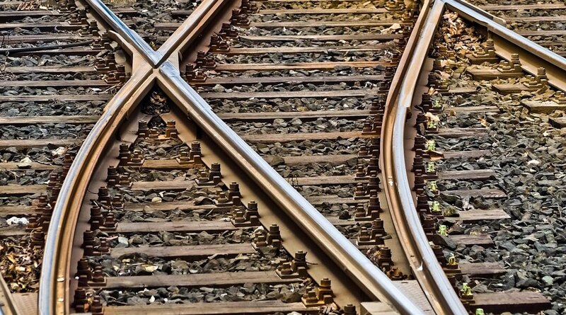 Tragédia Sopronban: Vonat gázolt el egy férfit hétfő reggel – Vonatpótlók járnak Ausztria felé