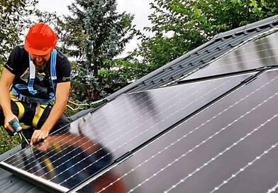 Vége az 5 forintos áramnak: Ötszörös pénzt fizetnek a magyar napelemeseknek a visszatáplált energiáért