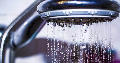 Tényleg minden nap kell? Meglepő szakértői tanács: 60 felett ennyi zuhanyzás az ideális