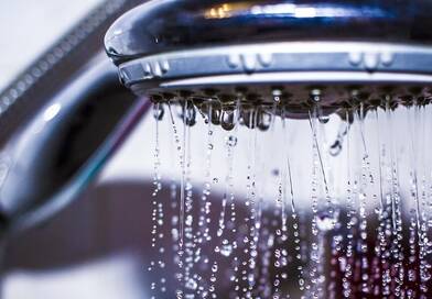 Tényleg minden nap kell? Meglepő szakértői tanács: 60 felett ennyi zuhanyzás az ideális