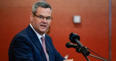 Hivatalos: Megvan a garancia az egészségügyi béremelés folytatására – Ezt írták alá Takács Péterék