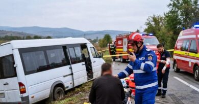 Súlyos balese történt: 11 ember utazott a felborult kisbuszban