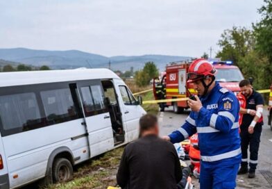 Súlyos balese történt: 11 ember utazott a felborult kisbuszban