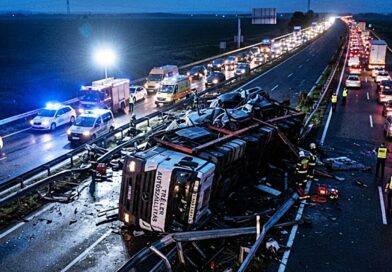 Súlyos baleset az M1-esen: átszakította a szalagkorlátot egy tréler, hatalmas a torlódás