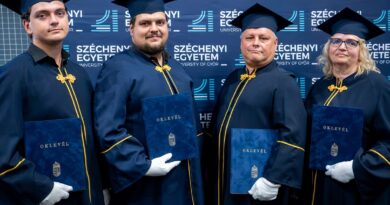 Megható pillanatok a diplomaosztón: négytagú család vehette át egyszerre az oklevelét