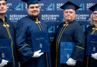 Megható pillanatok a diplomaosztón: négytagú család vehette át egyszerre az oklevelét