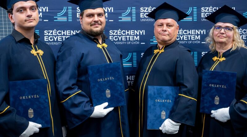 Megható pillanatok a diplomaosztón: négytagú család vehette át egyszerre az oklevelét