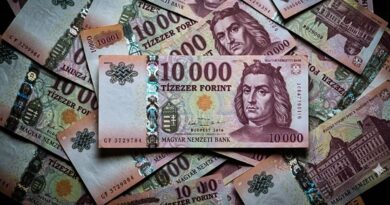 Zuhan a forint: ennyit kérnek ma az euróért és a dollárért