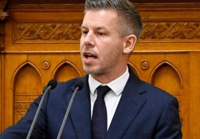 Mi folyik itt? Magyar Péter szerint a választások előtt 7 milliárdot kapott a „milliárdos pénzszivattyú”