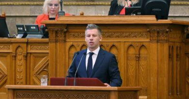 Magyar Péter odaszúrt a Fidesznek és a Mi Hazánknak: „Összenő, ami…” – újabb vita az alkotmánybíró-jelölt miatt